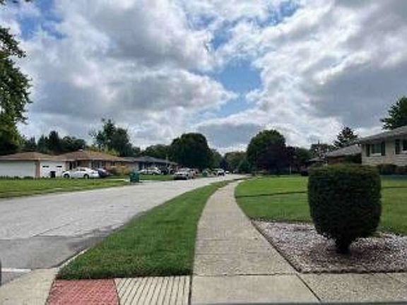 Exterior Neighborhood (street photo)