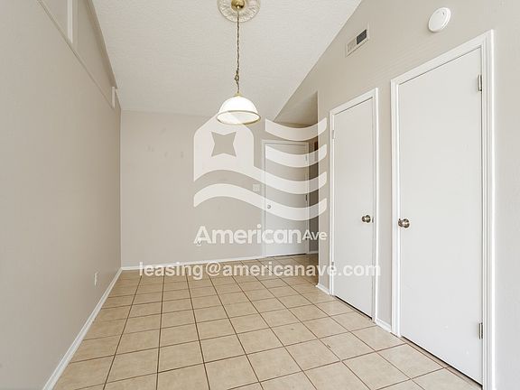 1554435_004_dining_room_12814982.jpg