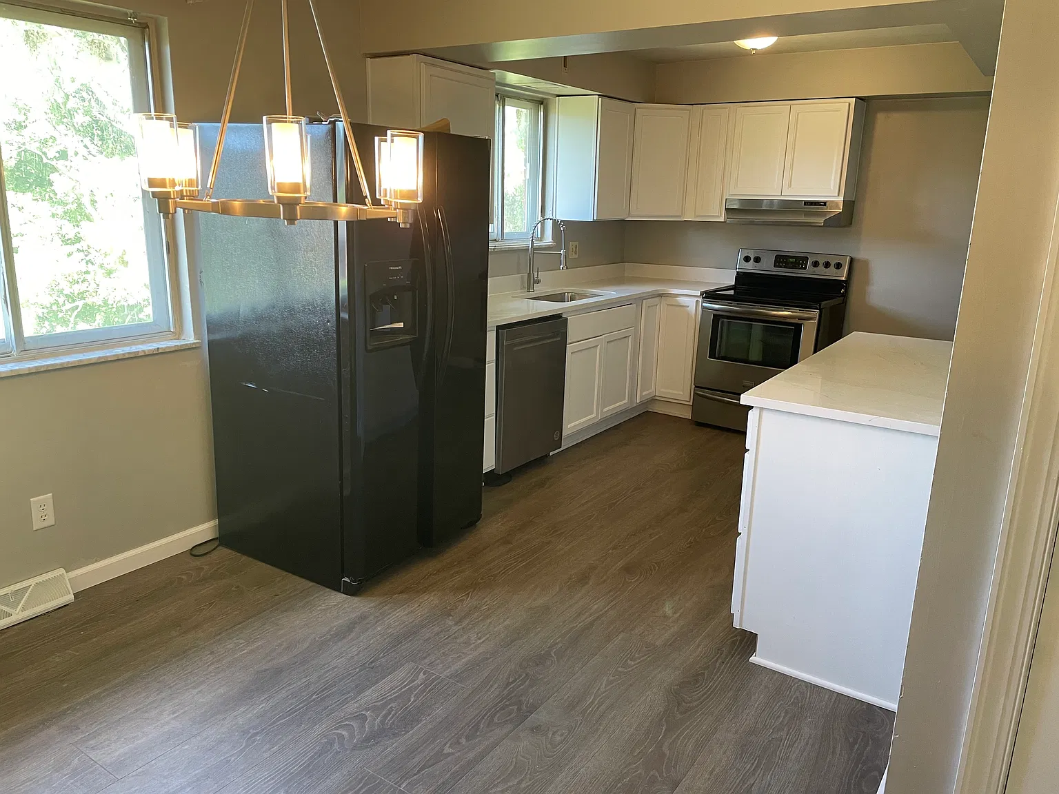3 bed, 1100 sqft, $1,300 — Photo 3