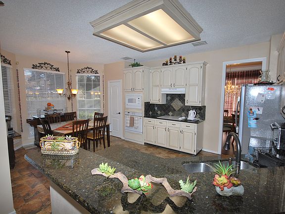 2nd image of 1715 Parkwood Dr