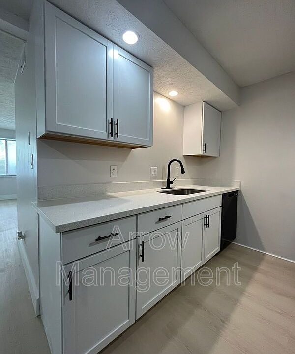 1st image of 3341 Holdrege St #2