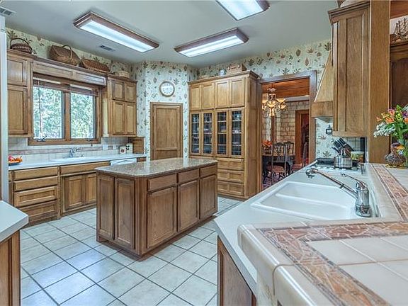 2nd image of 925 Stone Gate Dr