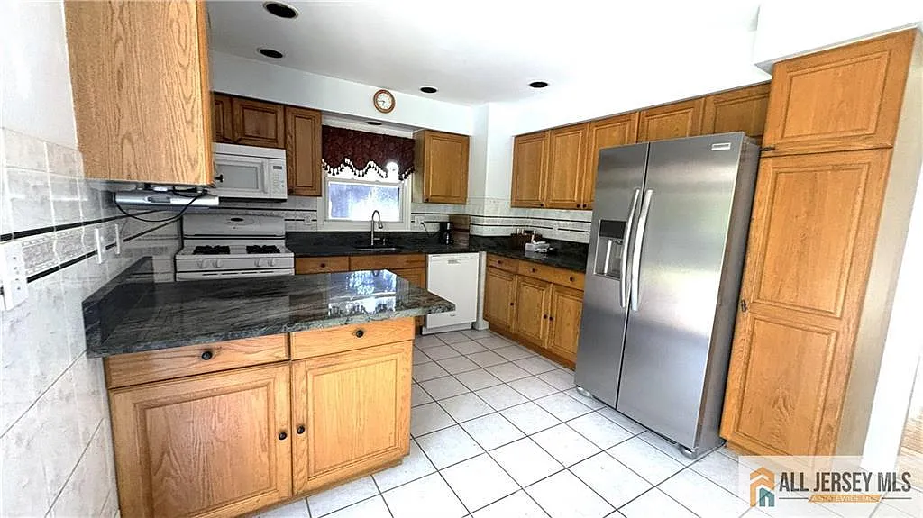 4 bed, 2.5 bath, 1960 sqft, $4,200 — Photo 4