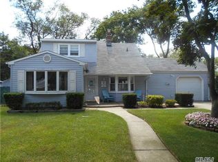 10 Honeysuckle Rd, Levittown, NY 11756