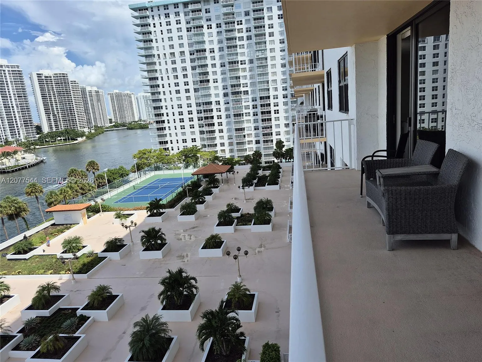Winston Towers 700 Condo — Photo 1