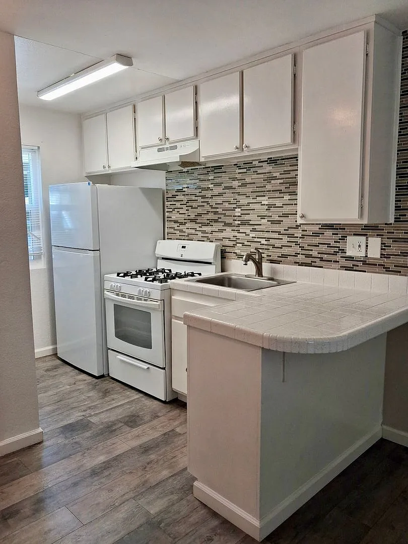 Studio in Golden Avenue community - comes with AC, parking, laundry onsite! — Photo 1