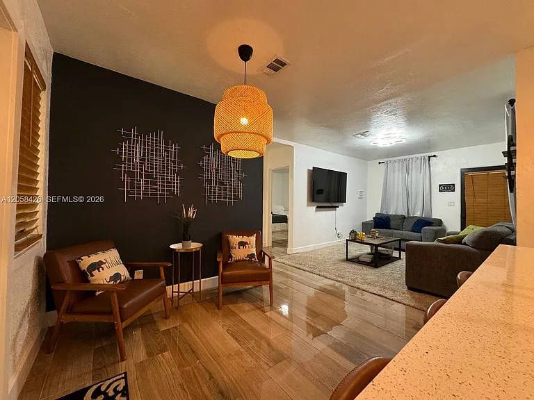 207 SW 11th St — Photo 8