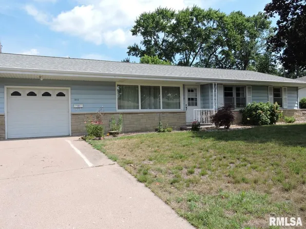 1303 Arthur St, Pekin, IL 61554