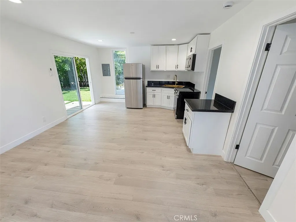 2 bed, 750 sqft, $3,100 — Photo 1
