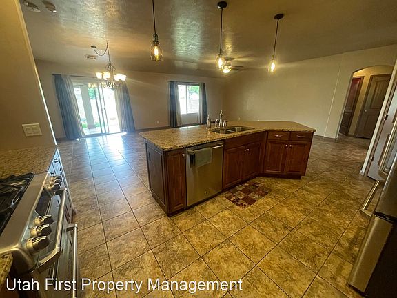 5th image of 587 N Kensention Ave