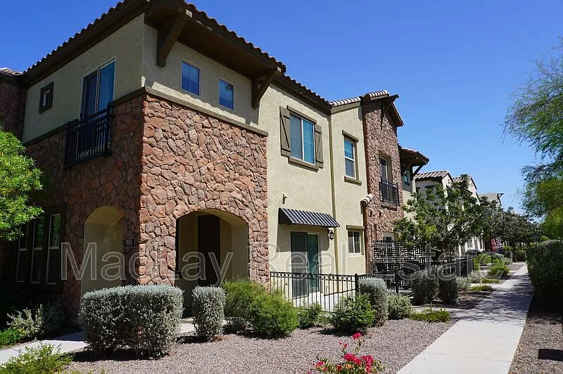 2 bed, 2.5 bath, 1370 sqft, $2,185 — Photo 1