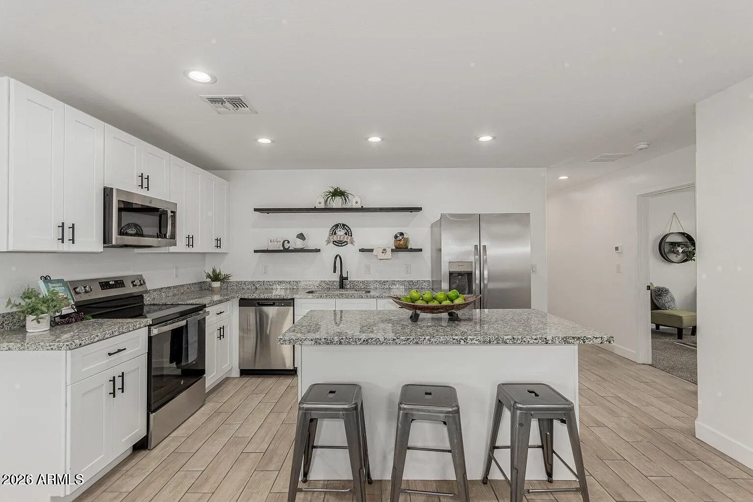 3 bed, 2.0 bath, 1007 sqft, $1,850 — Photo 3