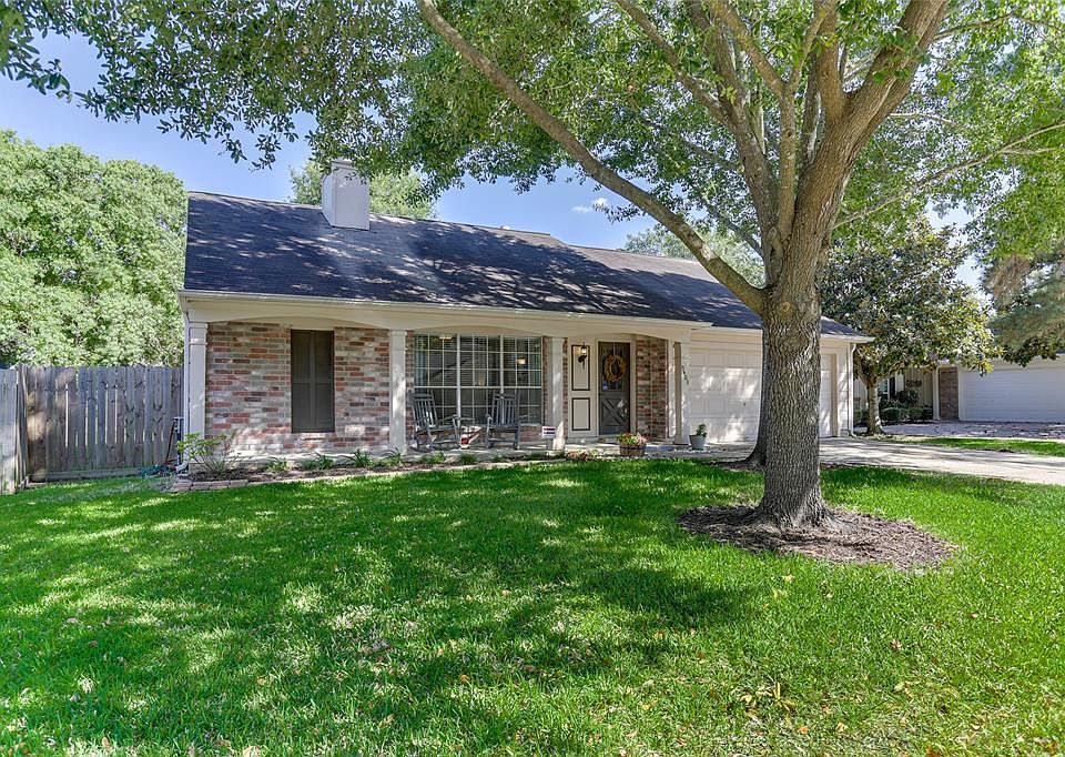 Welcome to this endearing 3 Bedroom, 2 Full Bath home in coveted Colony Creek Village! This all-brick 1 story, nestled among large mature oak trees, beaming with curb appeal, provides the perfect setting for family and friends to gather.