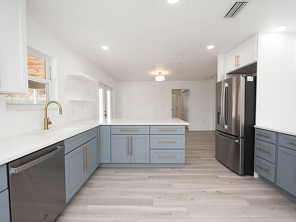 3rd image of 790 Palm Dr