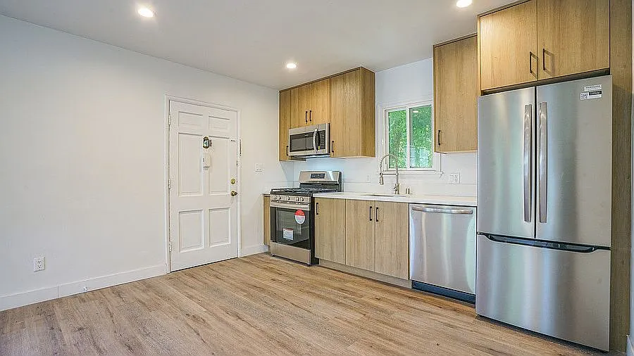 2 bed, 2.0 bath, 900 sqft, $2,900 — Photo 3