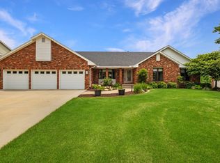 13852 Lakeview Dr, Clive, IA 50325