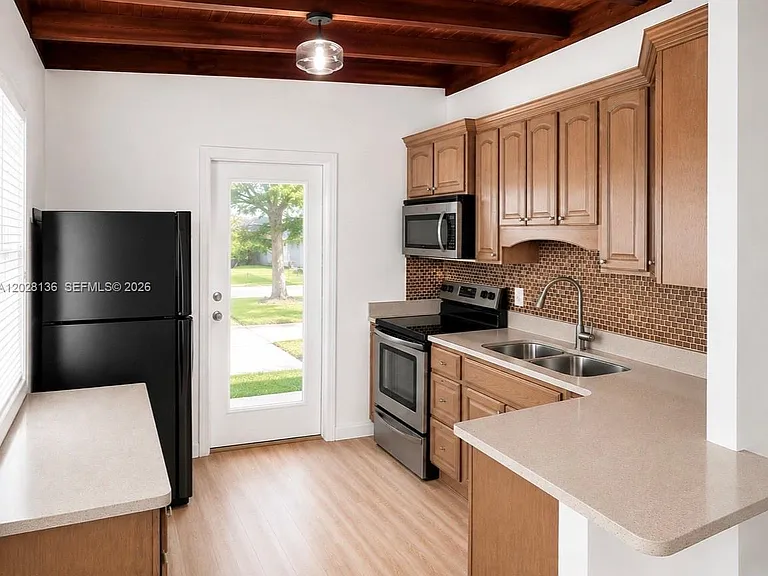 810 NE 3rd Ave — Photo 5