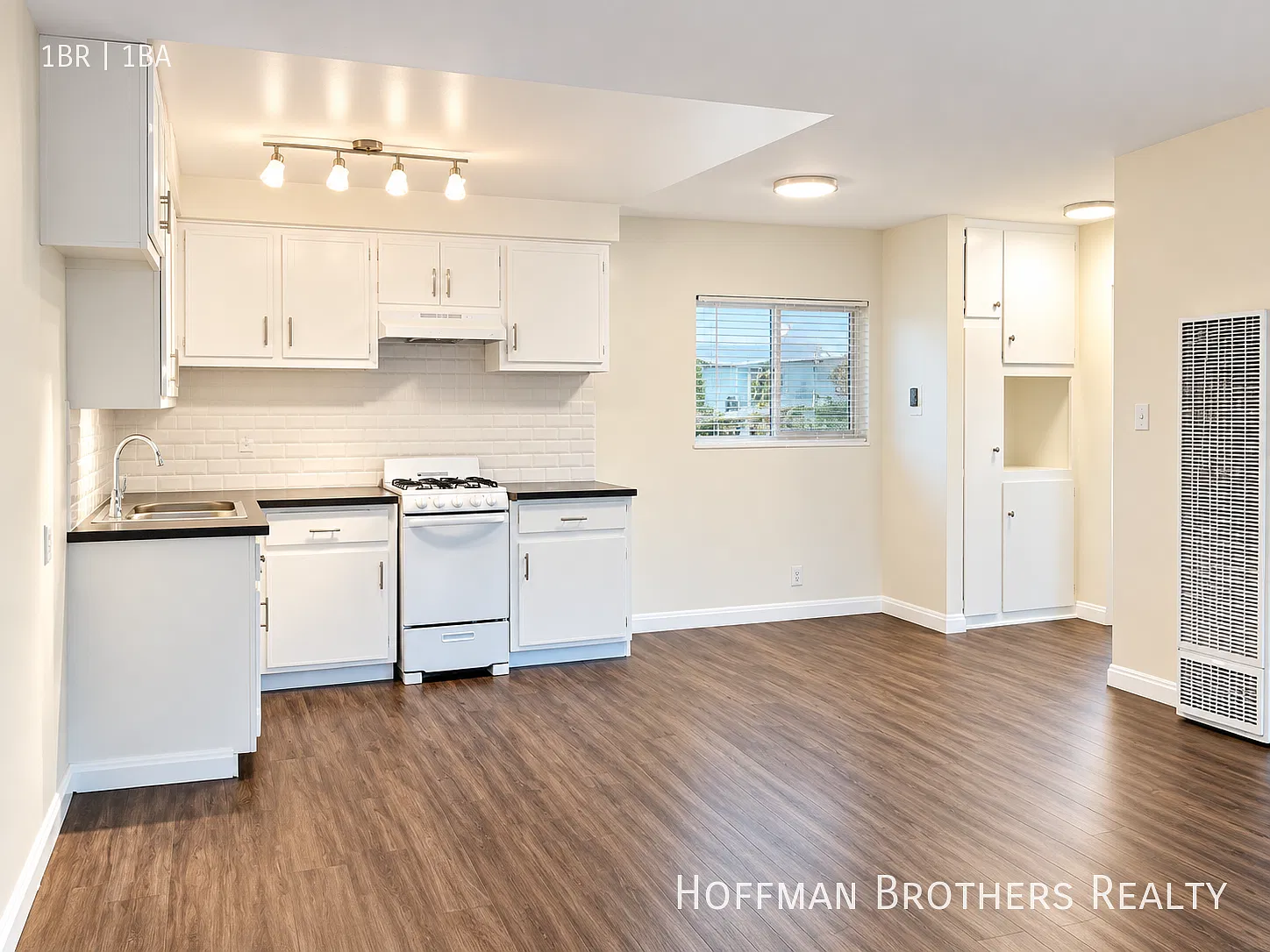 2nd Month Free! 1br With Pool, Wood Floors, Mirrored Closets & On-Site Laundry! — Photo 1