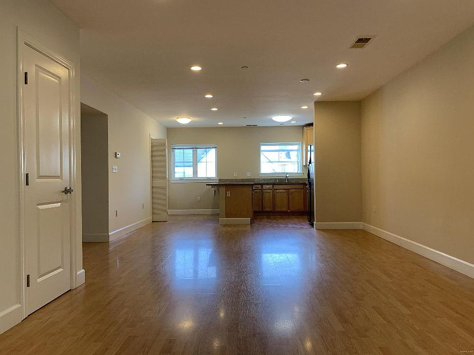 1st image of 90 Oak Ave