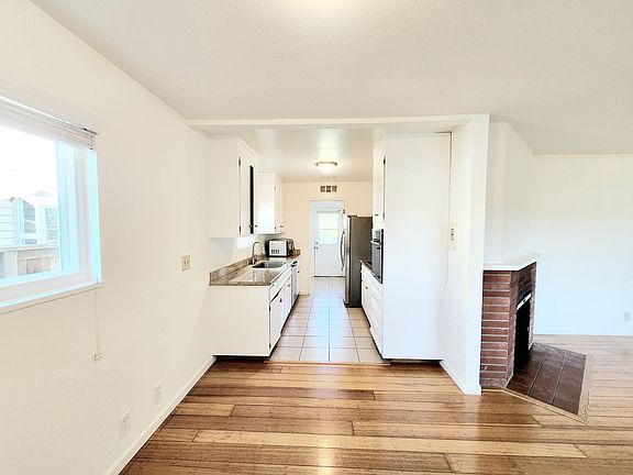 4th image of 2422 Kehoe Ave