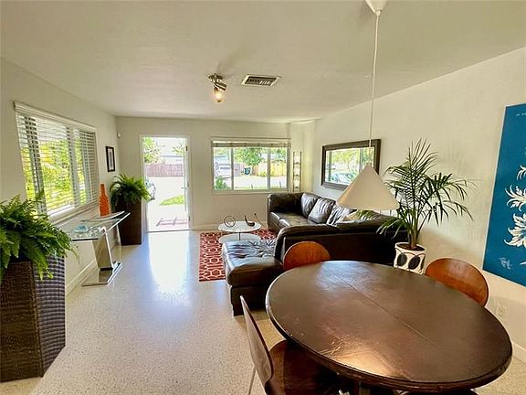 5th image of 814 NE 14th Ct