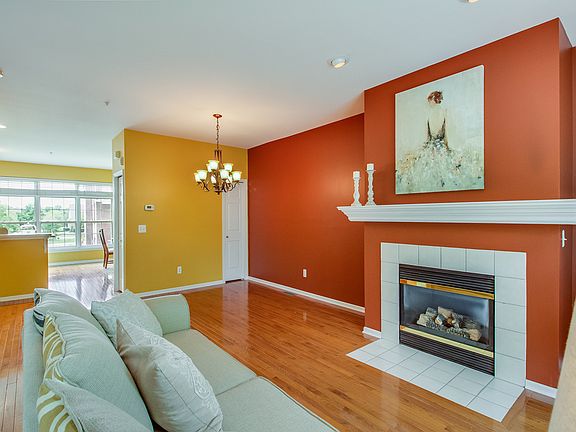 3rd image of 43826 Cherry Grove Ct E