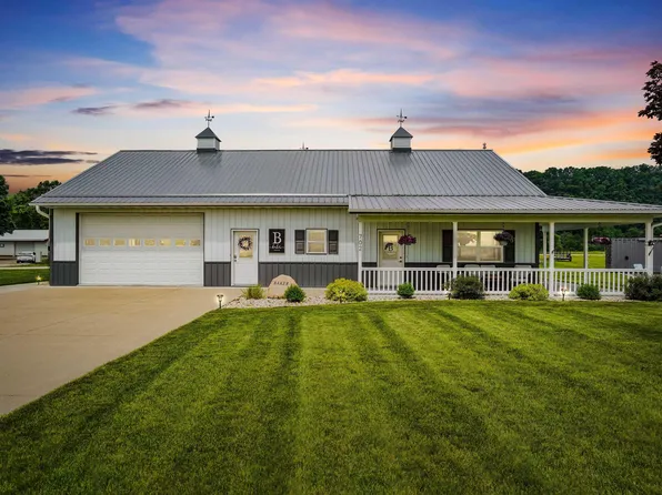 702 Sunset View St, Harpers Ferry, IA 52146