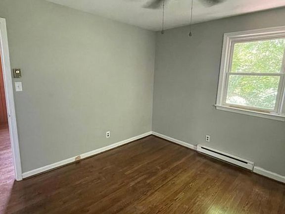 4th image of 8 Bristol Ct