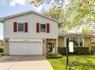 2107 E Lillian Ln, Arlington Heights, IL 60004