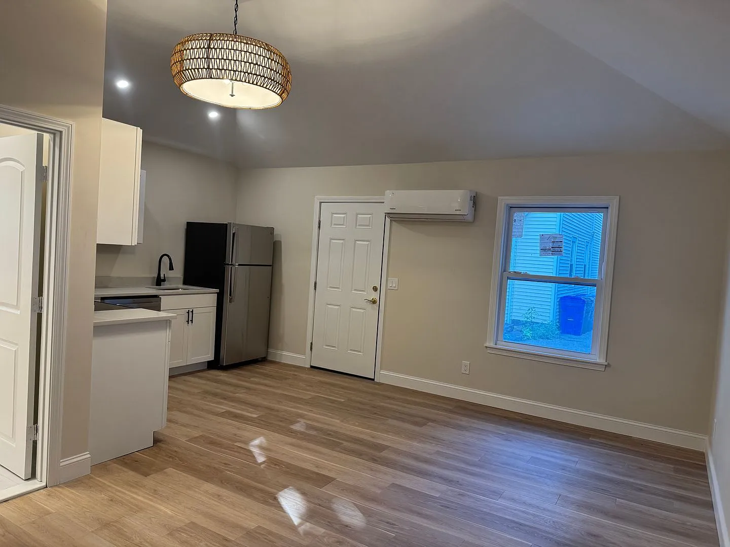 211 Carpenter Street — Photo 3