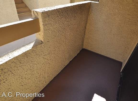 2nd image of 12142 Oxnard St APT 204