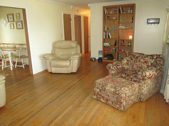 3rd image of 901 S Harris Ave