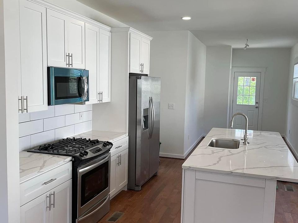 Open concept. Kitchen to dining room.
