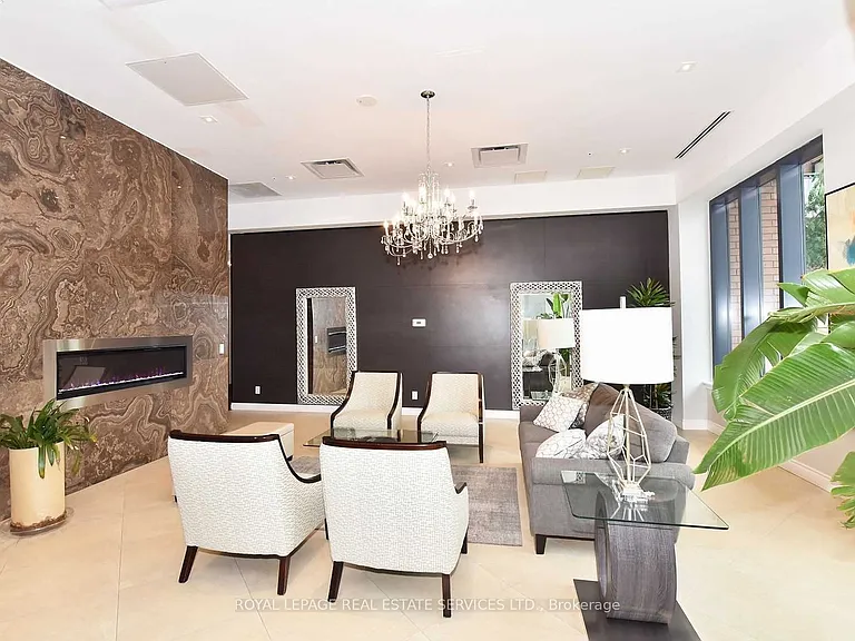11611 Yonge St #306 — Photo 4