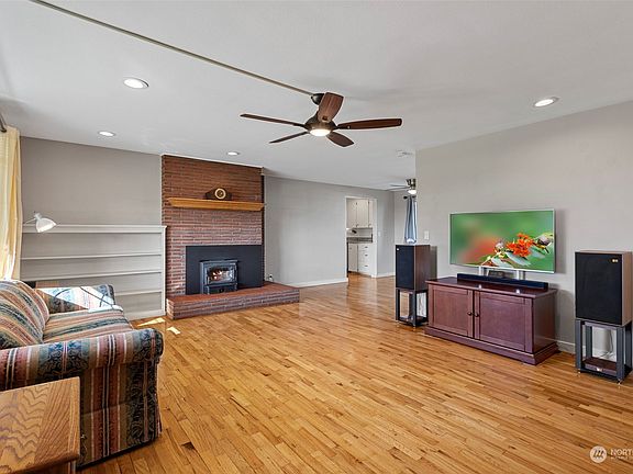 5th image of 450 NE Ronhaar Street