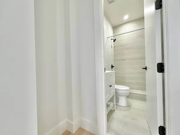 828 Hart Street image 4 of 10