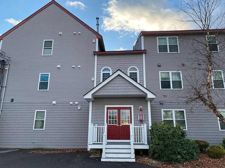 7 Railroad Ave, Derry NH exterior