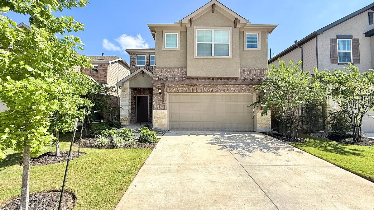 3 bed, 2.5 bath, 2158 sqft, $3,200 — Photo 1