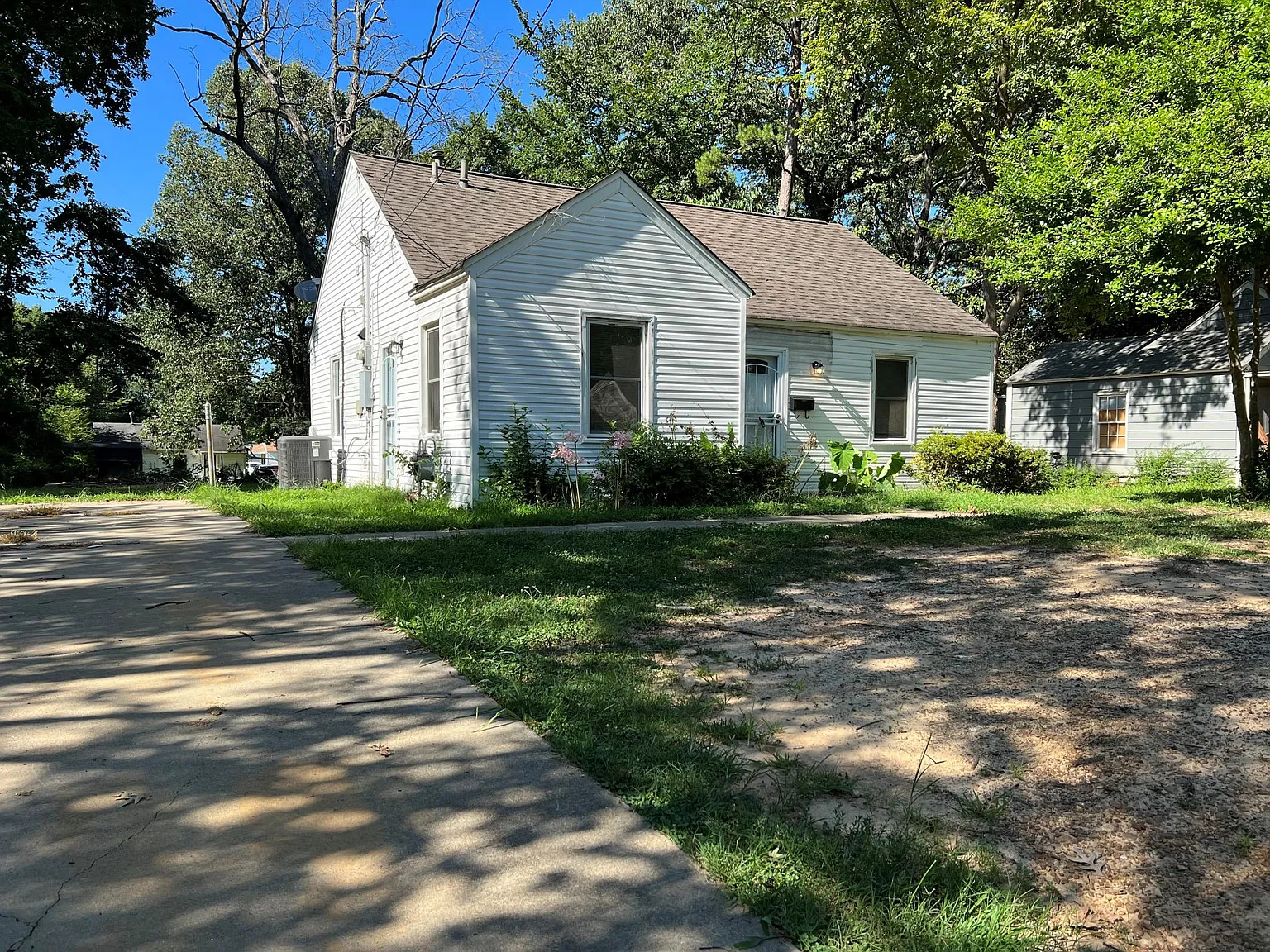 3 bed, 1.5 bath, 1100 sqft, $1,200 — Photo 1