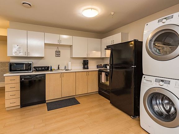 3rd image of 300 University Ave #7f80c9ea1