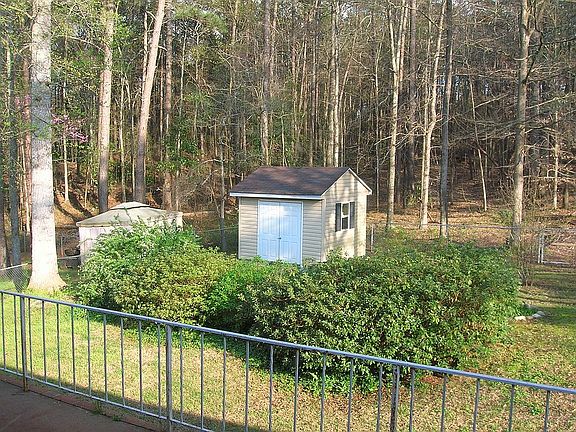 Fenced back yard w/outbuilding
