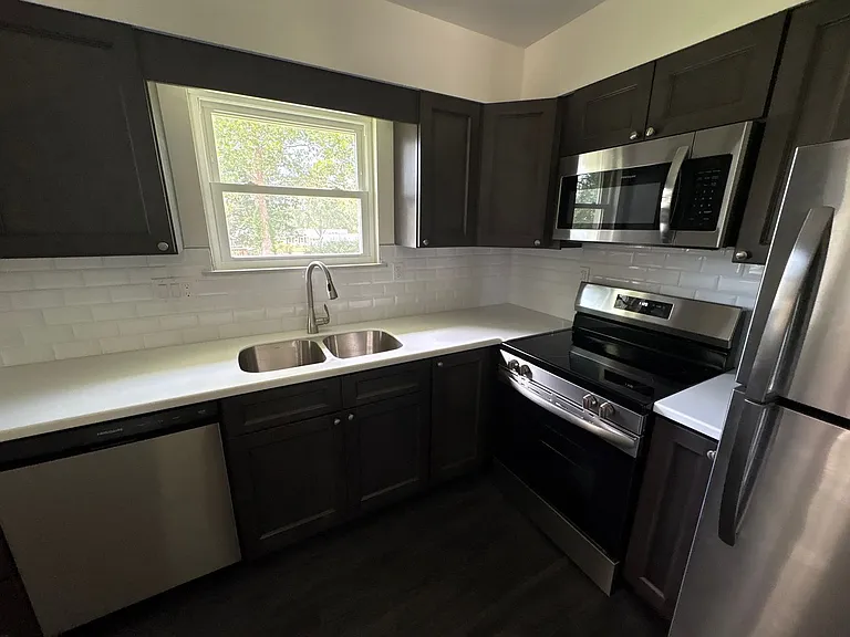 904 Montgomery Ave — Photo 2
