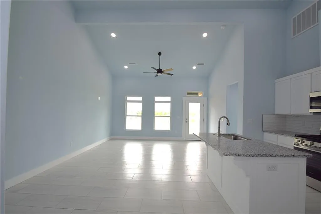 3 bed, 2.5 bath, 1420 sqft, $1,650 — Photo 4