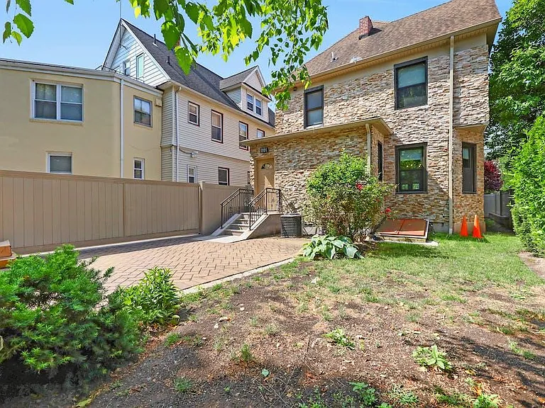 115 W Englewood Ave — Photo 24