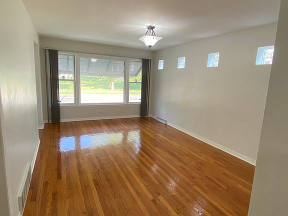 4th image of 9724 S King Dr