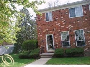 560 Fox Hills Dr S, Bloomfield, MI 48304