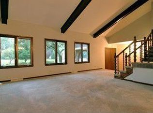 599 Raintree Dr, Glen Ellyn, IL 60137