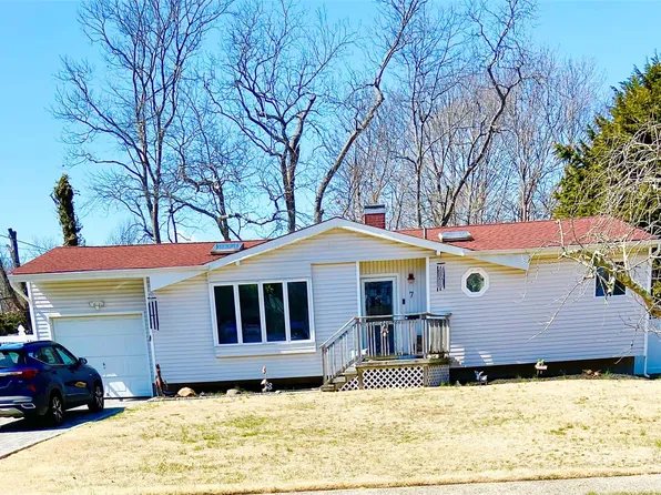 7 Betsy Drive, West Sayville, NY 11796