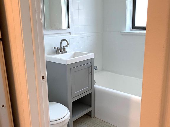 4th image of 640 W Aldine Ave #207