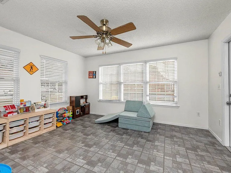 400 Brown Pl — Photo 16